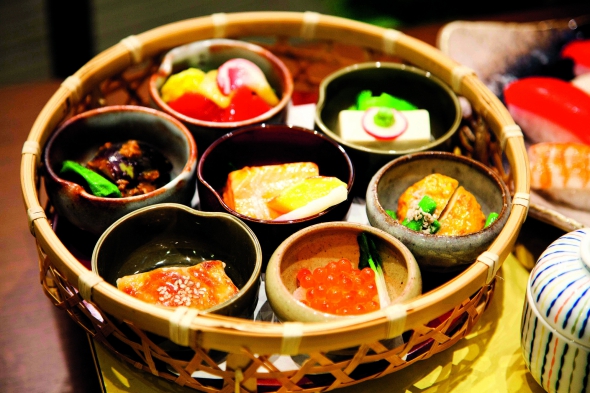 Замість салатів у японських ресторанах зазвичай пропонують мариновані морепродукти. Популярні також якіторі – шматочки курки з нутрощами, запечені на бамбукових шпажках
