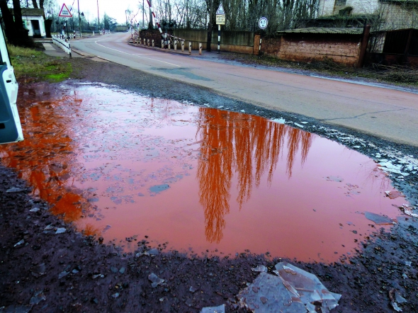 Жовтогарячі калюжі з'являються після дощу в Жовтневому районі Кривого Рогу. Поряд розташовані промислові підприємства і кар'єри