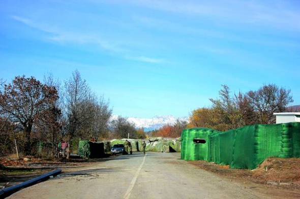  На виїзді з Горі розміщений прикордонний блокпост із Південною Осетією. До Цхінвалі звідси один кілометр