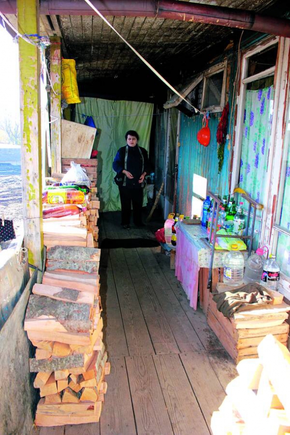 У грузинському місті Горі біженці з Південної Осетії живуть у дерев’яних туристичних будиночках. За два роки влада обіцяє побудувати для переселенців дві 10-поверхівки