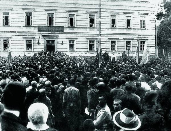 Революційний мітинг з нагоди відправлення на фронт полку імені Михайла Грушевського. У центрі – Михайло Грушевський і Симон Петлюра. Серпень 1917 року