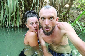 Ярина Квітка та Володимир Муляр купаються в озері на півночі Австралії. З України доїхали велосипедами через 13 країн