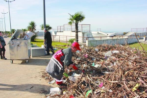 Комунальники збирають сміття після шторму на набережній у курортному грузинському місті Батумі 22 листопада 2015 року