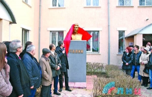 Пам’ятник Йосипу Сталіну розмістили на території офісу Союзу комуністів області в Луганську 18 грудня