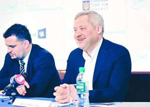 На фото ­голова Держ­кіно Пилип ­Іллєнко (зліва) та меценат Ігор Янковський на прес-­конфе­ренції в Лондоні