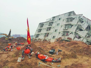 Пожежники відпочивають біля зруйнованих будинків у китайському місті Шеньчжень. Поблизу нього — 12 сміттєзвалищ. У жовтні 2014‑го місцевий чиновник обіцяв, що вони протримаються до наступного року. В лютому мали закрити звалище, з якого утворився грязьовий потік. Але сюди й далі звозили відходи