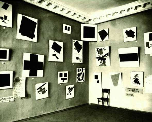 Виставка ”Нуль-десять” у Санкт-Петербурзі, початок 1916 року. На покуті – ”Чорний квадрат” Казимира Малевича