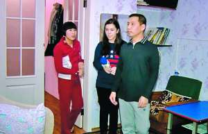 Родина Чонг із Черкас показує журналістці Вікторії Хамазі своє помешкання в Черкасах. Напередодні свят за проектом ”Роби добро з ”ВІККА” отримала монітор до комп’ютера