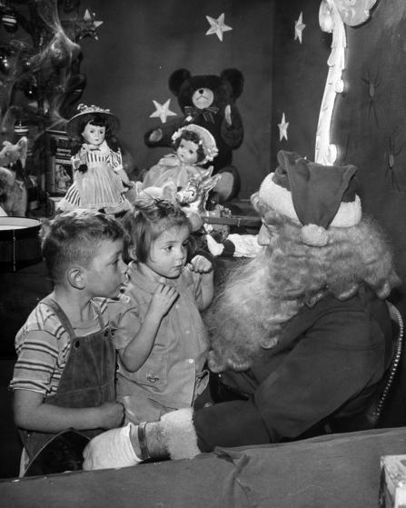 Дети разговаривают с Санта Клаусом, 1946 г.