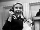 Маленькая девочка разговаривает с Санта-Клаусом по телефону 1947 г.