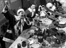"Санта и миссис Клаус" ответ телефонные звонки в своей мастерской, 1947 г.