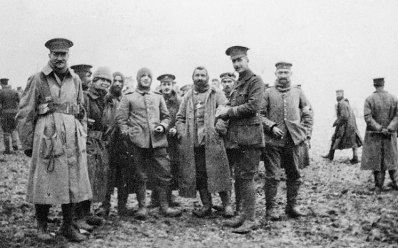 Встреча английских и немецких солдат в нейтральной зоне Западного фронта на Рождество, 1914