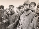 Солдаты пятой Лондонской стрелковой бригады с немецким полком в Плугистерськом лесу, Бельгия. Рождество 1914 г.