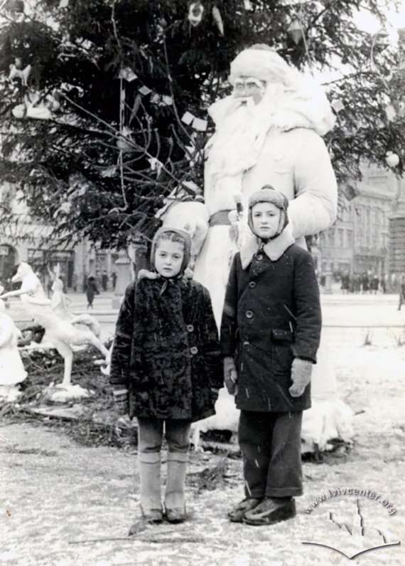 Новорічна ялинка на проспекті Леніна (Свободи) поруч з Оперним театром. Фото 1949 року