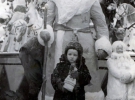 Дід Мороз та Снігуронька – неодмінні атрибути святкової ялинки радянських часів. Фото 1950-х років