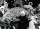 Разные сказочные персонажи тоже составили компанию Деду Морозу под елкой. Мальчик на глобусе нес флаг счастья из года в год, меняя лишь номер года на груди. Фото 1957 года