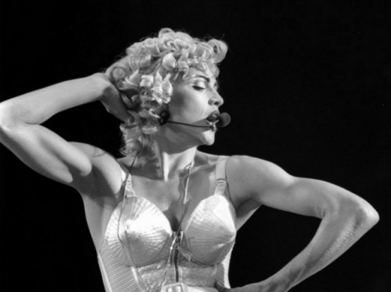 Готье сделал особый бюстгальтер-пулю для Мадонны. Мадонна в 1990 году потрясла мир своим необычным и гламурным "бюстгальтером-пулей". Он был разработан специально для нее Жаном-Полем Готье. В 2012 году этот бюстгальтер был продан на аукционе за колоссальные $ 52 000. 