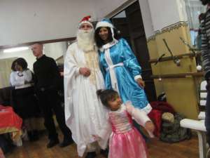 Детей поздравляли Дед Мороз и африканская Снегурочка