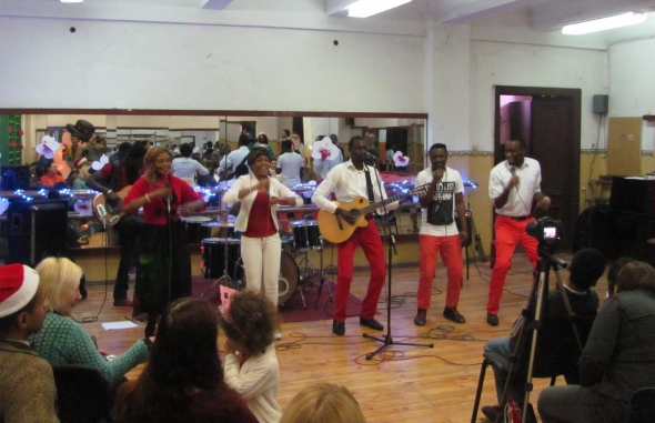 Гостей развлекали музыкой и африканскими песнями