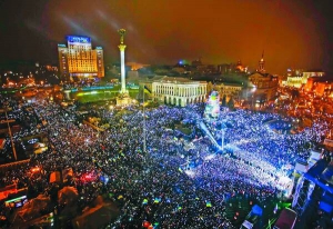 31 грудня 2013 року о 23.50 півмільйона українців співають національний гімн. Встановлюють рекорд з одночасного виконання пісні. Це зафіксували експерти Книги рекордів України та Книги рекордів Гіннеса. З 12.00 триває концерт. Виступають гурти ”Тартак”, ”С.К.А.Й.”, ”Козак Сістем”, ”Мандри”, співачки Марія Бурмака й Лама. Увечері влаштовують революційний вертеп. У ньому беруть участь близько 20 політиків, громадських діячів, музикантів і журналістів. Одного з трьох царів грав Лесь Подерв’янський, солдата — співак Сашко Положинський, а тітушок — Фоззі й Фагот із гурту ТНМК. У новорічну ніч на Майдані заборонили вживати алкоголь. Та наступного ранку мешканцям наметового містечка все одно довелося прибирати пляшки з-під шампанського та коньяку.