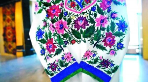 ”Європа загубила те, що ми зберегли”, — кажуть герої фільму про вишиванки ”Спадок нації”. Його знімають чернівчани Олександр Ткачук і Леся Воронюк. У картині можна побачити унікальні сорочки, вишиті вручну гладдю (на фото), хрестиком та іншими старовинними техніками