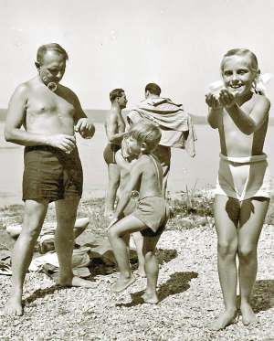 Степан Бандера на відпочинку із сином Андрієм та донькою Лесею, 1950-ті