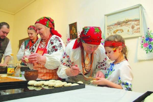 Єфросинія Мазур на майстер-класі у музеї Івана Гончара в Києві показує, як  начиняти пиріжки. Робить їх за рецептом своєї прабабці