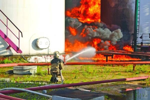 Пожежник гасить полум’я на ”БРСМ-Нафті”. База горіла дев’ять діб