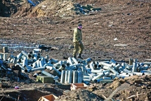 Бойовик ДНР шукає вцілілі боєприпаси у зруйнованому Дебальцевому