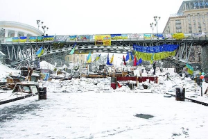 Вулиця Інститутська у Києві 13 січня 2014 року. Під мостом — барикада для блокування силовиків із боку вулиці Банкової. Через 35 днів, 18–20 лютого, тут спецпризначенці уб’ють близько 90 активістів. Після Революції гідності рух транспорту на Інститутській перекрили