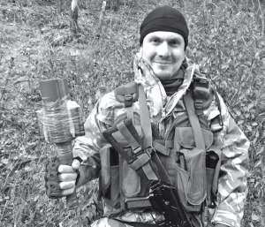 Адам Осмаєв показує ручну протитанкову гранату з вибухівкою, примотаною скотчем. Назвав її ”ватобійкою два в одному” — для сепаратистів, російських вояків і кадирівців