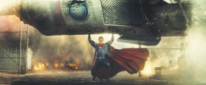 Британський актор 32-річний Генрі Кавілл у ролі Супермена тримає російську ракету-­носій ”Союз”. У фільмі ”Бетмен проти Супермена” позмагається з іншим американським супергероєм — Бетменом. Його зіграє американський актор 43-річний Бен Аффлек