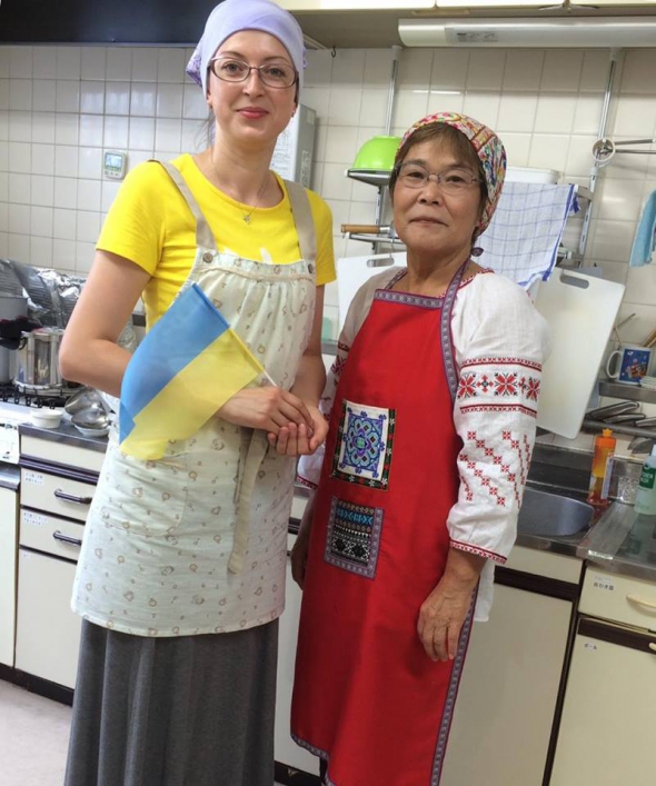 Людмила Плис готовит украинские обеды для японцев в токайском ресторане. Фото: Людмилы Плис