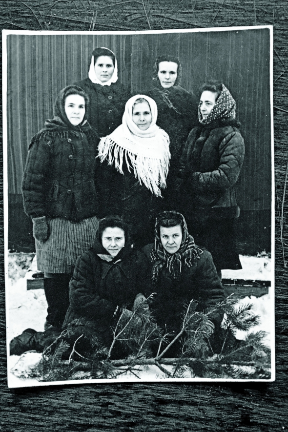 Олена Андрущак сидить праворуч унизу з подругами під час заслання в Мордовії 1956 року. Працювала там на швейній фабриці