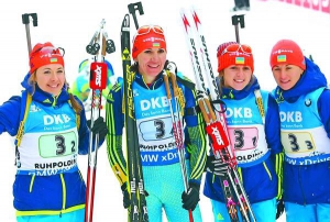 Зліва—направо: Юлія Джима, Олена Підгрушна, Ірина Варвинець та Валентина Семеренко — переможці естафетної гонки на етапі Кубку світу у Рупольдінгу, Німеччина