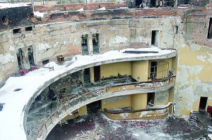Після пожежі в Черкаському драматичному театрі 1 липня 2015 року провалився дах, глядацьку залу засипає сніг. Реконструкцію будівлі досі не розпочали. На неї потрібно 142 мільйони гривень