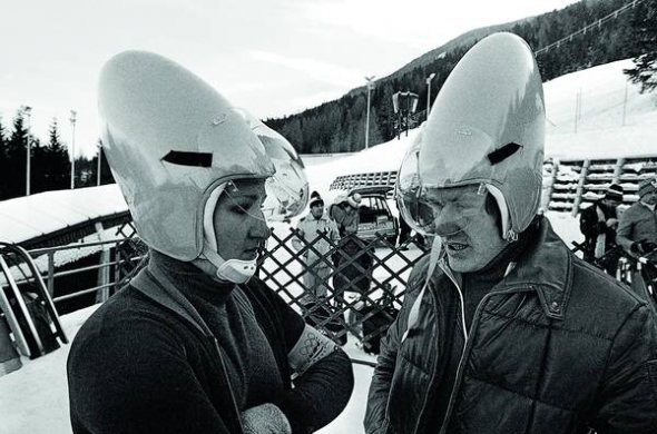 30 січня 1976 року Елізабет Демляйтнер і Штефан Гьольцвіммер із Федеративної Республіки Німеччини позують у шоломах нової моделі для саночників – перед початком змагань ХІІ зимової Олімпіади в Інсбруку, Австрія. Елізабет виграла бронзову медаль, Штефан був четвертий