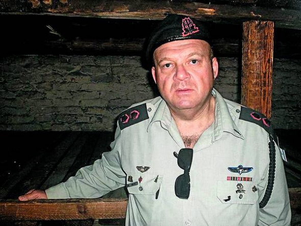 Марк БАБОТ, 54 роки, військовий експерт із проблем Близького Сходу, підполковник генштабу Ізраїлю у відставці. Народився в Литві, на той час – республіці Радянського Союзу. В Ізраїль переїхав 10-річним. Закінчив гімназію з гуманітарно-біологічним ухилом. 1979-го пішов в армію. Через 1,5 року став офіцером. Служив у артилерійських військах, танкових, піхотному підрозділі, на Військово-морському флоті. – 42-річним у званні підполковника вирішив, що різниця між двома і трьома зірками – невелика, особливо коли на це дивитися з цивільного світу. Тому подав у відставку. Любив армію, але не був ”прожженным солдафоном”. Вирішив пожити для себе, сім’ї, дітей, – говорить Марк Бабот. Мав консалтингову компанію, але з бізнесу пішов. Викладає історію в гімназіях та коледжах. Володіє російською, англійською, французькою, німецькою і арабською мовами. Із дружиною Мірою виховують трьох доньок