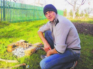 Юрій Томенко з села Верхній Вербіж Коломийського району Івано-Франківщини повісився на шкіряному паску в дровітні. Того дня побував на хрестинах дитини сусідів