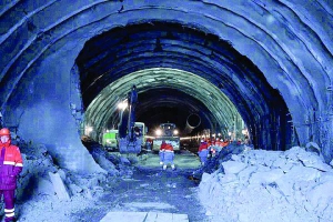 На спорудженні залізничного двоколійного Бескидського тунелю на межі Львівської й Закарпатської областей 21 січня підірвали породу. Тепер тунель повністю пробитий. Цим завершили перший етап робіт. Будівельники кажуть, що він був найважчий