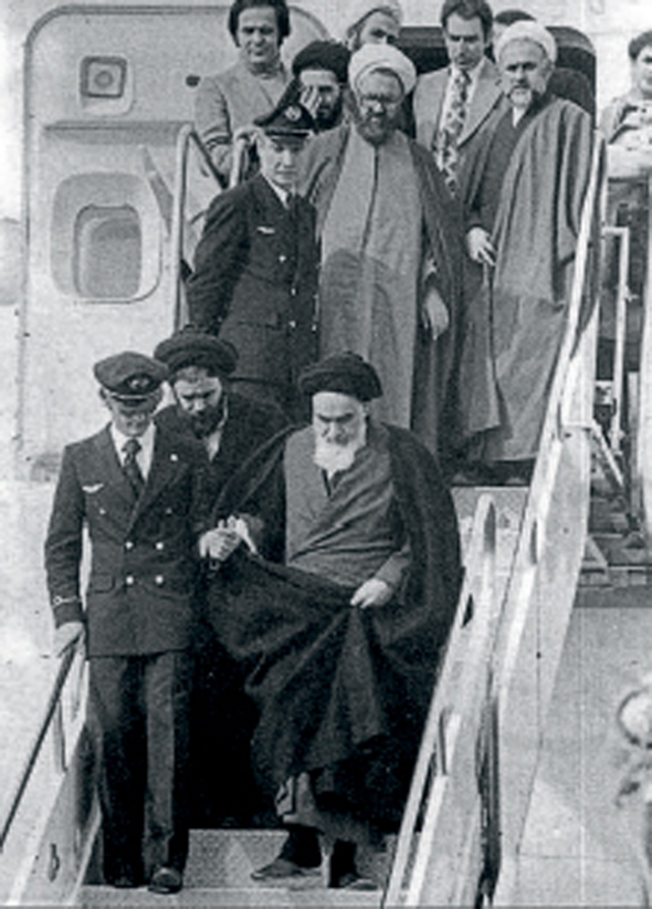 1 лютого 1979 року Рухолла Мусаві Хомейні  (­1902–1989) виходить із літака, який щойно приземлився в Тегерані, столиці Ірану. Аятола – духовний лідер мусульман-шиїтів – повернувся на батьківщину після 15 років вигнання. Перебував в опозиції до шаха Мохаммеда Реза Пехлеві. Жив у Туреччині, Іраку, Франції. У грудні того ж року Хомейні оберуть ”найвищим керівником” держави. Очолюватиме Іран до смерті