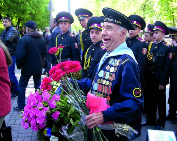 Ветеран Другої світової війни прийшов покласти квіти до могили Невідомого солдата в день 70-ї річниці перемоги над нацизмом, Київ, 9 травня 2015 року