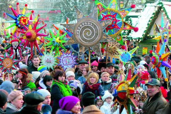 У Львові відбулася хода звіздарів у рамках десятого ювілейного фестивалю ”Спалах Різдвяної звізди”, 8 січня 2016 року