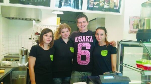 Олександр ­Агнаєв з офіціантками власного кафе в польському Кракові. Заклад відкрив у травні торік