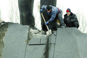У Донецьку вранці 27 січня невідомі підірвали пам’ятник Леніну. Вибух пошкодив гранітний постамент