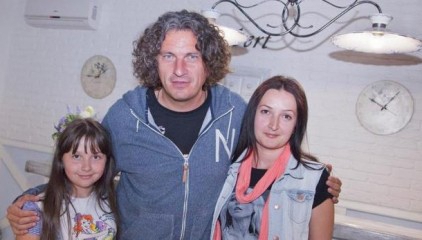 Андрій з донькою та дружиною