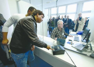 У біженця беруть відбитки пальців у центрі реєстрації мігрантів німецького міста Хайдельберг. У ЄС створили єдину базу даних переселенців. Відстежуватимуть тих, хто мав зв’язки з терористами або вчиняв злочини. Система погано працює, бо реєструють щонайбільше 40 відсотків мігрантів