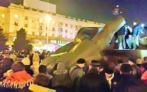 Повалений монумент Григорію Петровському на Привокзальній площі Дніпропетровська, 29 січня. Пам’ятник простояв там 40 років