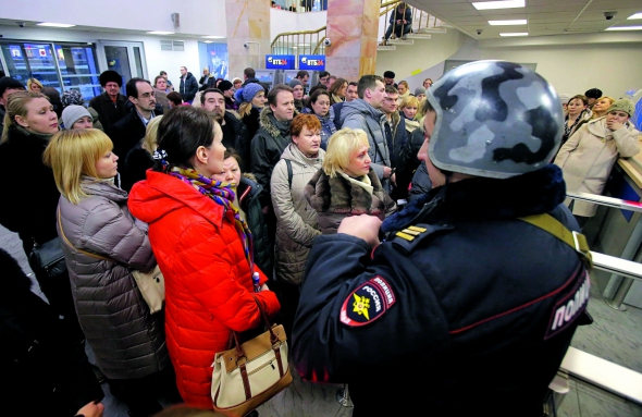 Валютні позичальники протестують у відділенні банку ВТБ24 у Москві 20 січня 2016 року. Вимагають реструктуризувати борги. Через падіння курсу рубля вони не можуть повертати іпотечні кредити й ризикують утратити житло