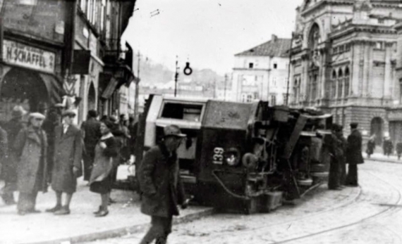 Переброшеный трамвай маршрута по улице Госпитальной. Фото 1936